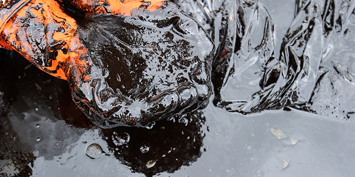 Accidente de derrame de petróleo crudo en la playa Ao Prao en la isla Samet el 31 de julio de 2013 en Rayong, Tailandia